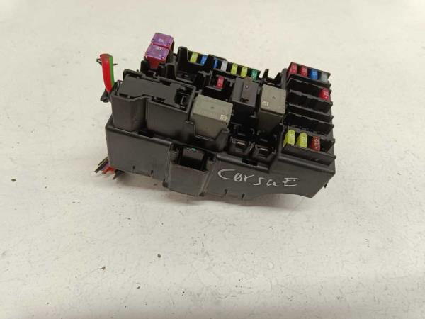 BOITE A FUSIBLE OPEL CORSA E - Vue 3